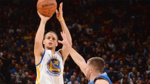 The Warriors' Stephen Curry shoots against the Mavericks' Chandler Parsons.