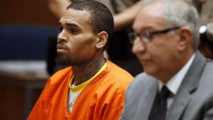 R&B singer Chris Brown (L), who pleaded guilty to assaulting his girlfriend Rihanna, appears in court for allegedly violating his probation, in Los Angeles, California, March 17, 2014. 