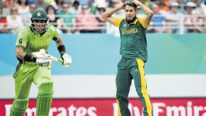 South African bowler Muhammad Imran Tahir (right) watches the ball head to the boundary as Pakistan captain Misbah Ul Haq runs down the wicket during the Pool B 2015 Cricket World Cup match at Eden Park, yesterday. Pakistan won by 29 runs. (PHOTOS: AFP)