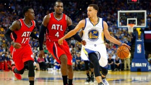 Warriors guard Stephen Curry (30) brings the ball up court vs. the Hawks.