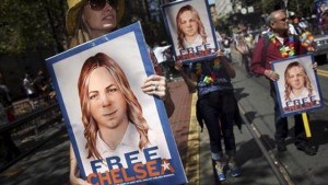 People hold signs calling for the release of imprisoned wikileaks whistleblower Chelsea Manning while marching in a gay pride parade in San Francisco, California June 28, 2015. REUTERS/Elijah Nouvelage