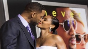 Cast member Will Smith and his wife Jada Pinkett Smith kiss at the premiere of "Focus" at the TCL Chinese theatre in Hollywood, California February 24, 2015. REUTERS/Mario Anzuoni