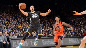 Stephen Curry, seen grabbing a rebound, scored 26 as the Warriors won their 41st straight home game.